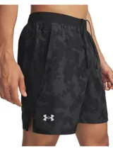 Short deportivo Under Armour Launch 7 Print para hombre, color negro con estampado camuflado en tonos grises. Cuenta con logo reflectivo en la pierna izquierda.