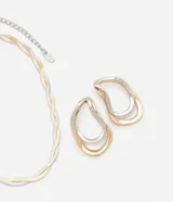 Conjunto de collar corto con cadena italiana doble y aros medianos con forma orgánica doble, color dorado y plateado.