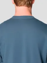 Buzo de cuello redondo, color azul medio, confeccionado en mezcla de algodón, con un pequeño logotipo bordado en el pecho.