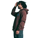 Canguro marrón con capucha, bolsillo delantero tipo canguro y logo estampado en el pecho.