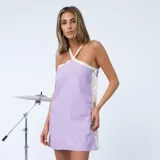 Vestido corto lila con cuello halter y breteles finos blancos cruzados en la espalda.