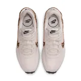 Zapatillas de deportivas con diseño negro y detalles de animal print, ideales para uso diario.