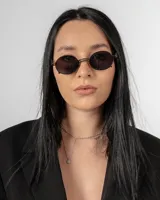 Lentes de sol de estilo moderno, con protección UV400, de marco delgado y lentes oscuros.