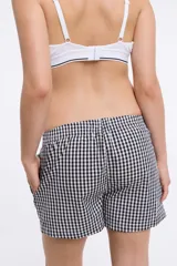 Short de pijama con estampado a cuadros blanco y negro, con cintura elástica.