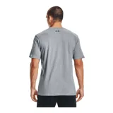 Remera celeste de Under Armour, corte clásico, mangas cortas y logo estampado en el pecho.