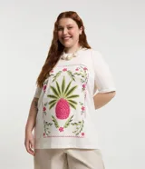 Remera blanca de algodón con estampa de piña con follaje enmarcada con flores.
