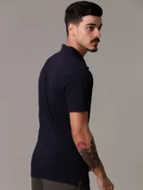 Chomba azul marino Calvin Klein de corte slim fit, manga corta y cuello polo con tapeta de dos botones. Logo de la marca bordado en el pecho.