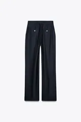 Pantalón de vestir azul marino, de tiro alto, con pinzas delanteras, bolsillos laterales y falsos bolsillos de vivo con botón en la parte trasera.