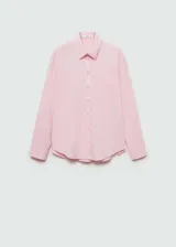 Camisa rosada de algodón con corte recto, cuello camisero, manga larga con puños abotonados, bolsillo de parche en el pecho y cierre frontal con botones.
