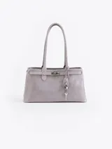 Cartera de cuero vacuno color gris claro, con forma rectangular y asas superiores cortas. Posee un cierre de torniquete metálico frontal y un llavero colgante con candado y llave.