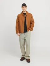 Pantalón de jean celeste claro, marca Jack & Jones, modelo Ron Original 692. Corte baggy, tiro alto, cinco bolsillos, cierre con botones y lavado stonewash.