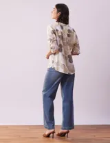 Blusa de algodón estampada marca Dash, con cuello a la base, escote en V y abertura con botones. Tiene un bolsillo en la parte delantera y mangas 3/4 regulables con presilla y botón.