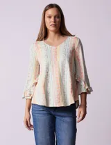 Blusa estampada con rayas verticales en tonos pastel y flores blancas. Tiene escote en V y mangas 3/4 con volados.