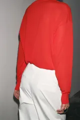 Top de punto color rojo, de cuello redondo y manga larga.