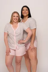 Pijama de algodón estampado con flores, compuesto por una camisa de manga corta con botones y un short.