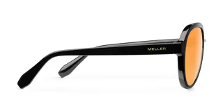 Lentes de sol de aviador con montura negra y lentes naranjas. Fabricados con materiales bio-based G850 y patillas de propionato de celulosa. Cuentan con protección UV400 y lentes TAC polarizadas con recubrimiento antiscratch y superhydrophobic.