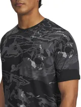 Remera deportiva negra con estampado abstracto en tonos grises.