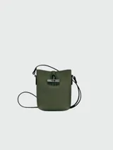 Bolso hobo Longchamp modelo Le Roseau Essential XS, color verde oliva, con cierre de broche metálico plateado y correa larga de cuero negro.
