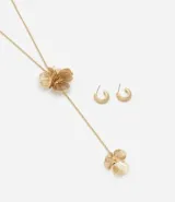 Conjunto de collar y aros dorados con diseño de flores alambradas. El collar es tipo corbata con dos flores colgantes. Los aros son tipo argolla texturizada.
