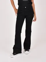 Jean negro de corte flare, con tiro medio y diseño clásico de cinco bolsillos.