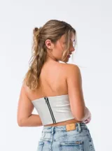 Top plateado tipo corset, sin mangas y con escote recto.