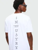 Remera blanca de manga corta con cuello redondo y corte recto.