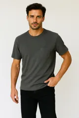 Remera gris de waffle con bolsillo en el pecho y cuello redondo.