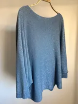 Sweater italiano tejido en hilo color celeste con lurex, de calce oversized y talle único.