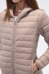 Campera acolchada negra, de manga larga y cuello alto, con cierre frontal.