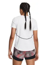 Remera deportiva negra de mujer con logo blanco en el pecho.