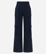 Pantalón recto de sarga color azul marino, con trabillas en la cintura, bolsillos cargo laterales y cierre delantero con botón y cremallera.