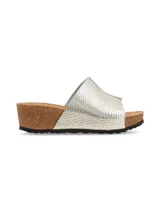 Sandalia plateada de plataforma con tira de cuero. Su horma ergonómica y su suela de corcho flexible proporcionan soporte y comodidad.