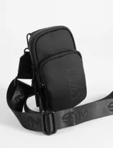Porta celular de material impermeable, con cierre y diseño minimalista.