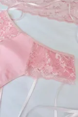 Colaless de tiro alto, confeccionada en algodón elastizado rosa y puntilla elastizada blanca en los laterales. El fundillo es de algodón 100%.