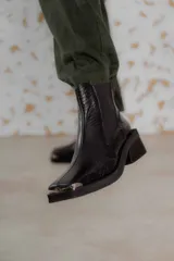 Botas Chelsea de cuero color marrón con elástico lateral negro, puntera metálica cuadrada y suela track.