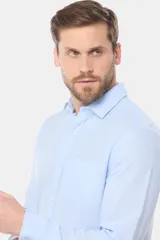 Camisa de lino blanca de manga larga, con bolsillo en el pecho con logo bordado y botones personalizados.