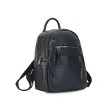 Mochila negra de símil cuero con bolsillo frontal con cierre. En su interior tiene dos bolsillos con cierre y uno abierto con división. Tiene asa de mano y correas regulables.