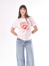 Remera rosa con estampado de labios rojos y texto en letras rojas y blancas.