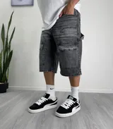 Bermuda gris oscuro de jean con bolsillos cargo y corte a la rodilla.