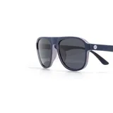 Lentes de sol Sunski modelo Shoreline Spruce Slate, con montura azul y lentes polarizadas negras. Bloquean el 100% de las longitudes de onda UVA/UVB/UV400.