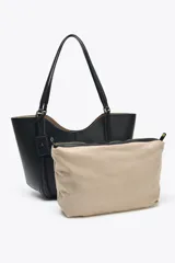 Bolso de hombro tipo shopper color beige, con doble asa y cierre imantado. Incluye una cartera interior con cierre de cremallera.