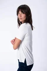 Remera blanca de manga corta con escote en V.