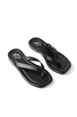Sandalias tipo ojotas de ecocuero, color negro y marrón con textura simil piel de cocodrilo.