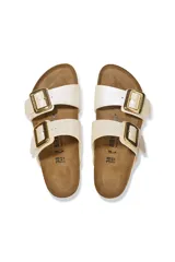 Sandalias Birkenstock Sydney color blanco perla con dos correas ajustables con hebillas doradas.