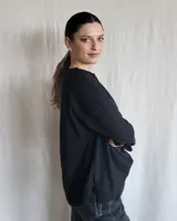 Remera negra de mangas largas con cuello fruncido.