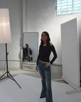 Pantalón de jean Diesel de tiro bajo y corte acampanado, color celeste con desgaste en los muslos.