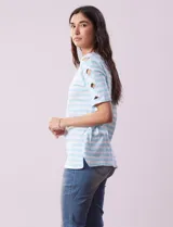 Remera de algodón a rayas horizontales rosas y blancas, con cuello redondo y mangas cortas con detalle de aberturas entrelazadas.