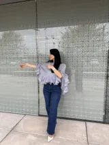 Blusa color gris con volados en las mangas y en el ruedo.