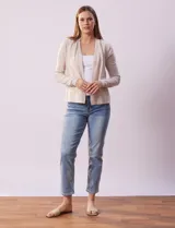 Cardigan tejido color gris claro, con mangas largas y diseño acanalado.