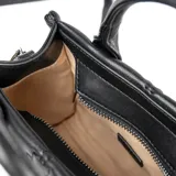 Cartera chica negra de símil cuero soft, con acceso por cierre, correa regulable y asas fijas. Tiene un bolsillo interno con cierre y otro abierto, herrajes plateados y logotipo XL Extra Large en el frente.